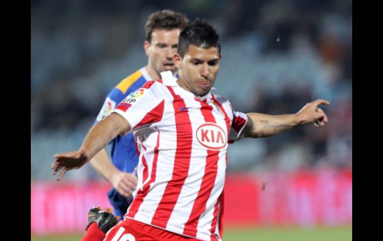 El jugador argentino del Atlético de Madrid, Sergio 'Kun' Agüero, controlando el balón en el partido ante Getafe. EFE  /