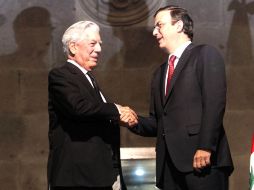 El escritor visitó el Ayuntamiento de la capital del país para la ceremonia en que recibió el reconocimiento. EL UNIVERSAL  /