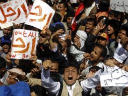 Cientos  de yemeníes piden el derrocamiento del presidente Ali Abdullah  Saleh.  AFP  /