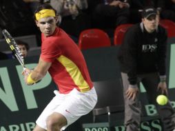 El tenista español, Rafael Nadal, responde acertadamente en el partido ante Ruben Bemelmans. AP  /