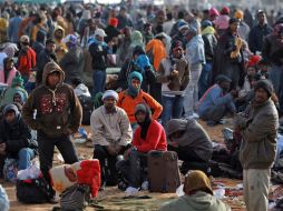 Refugiados en campamento fronterizo en Ras Adjir, límite con Libia.EFE  /