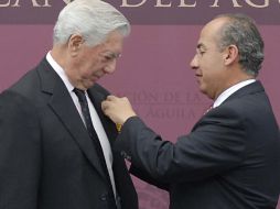 El escritor peruano-español Mario Vargas Llosa recibió la condecoración de la Orden Mexicana del Águila Azteca. EFE  /