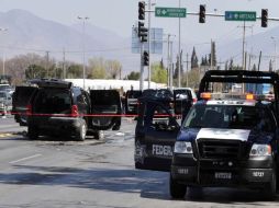 Elementos de las policías estatal y federal resguardan el sitio donde se dio uno de los enfrentamientos. EL UNIVERSAL  /