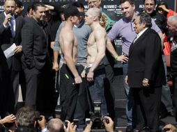 Saúl Álvarez y Matthew Hatton durante la ceremonia de pesaje en Anaheim. AP  /