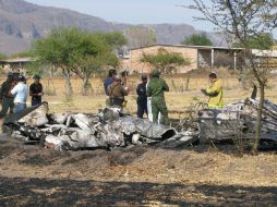 La avioneta quedó destruida debido a que explotó y partes de ésta quedaron esparcidas en un radio de 100 metros. M. PATIÑO  /