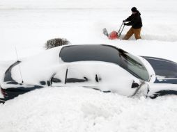 Durante la pasada temporada invernal muchos autos quedaron atrapados en la nieve a lo largo de Europa y EU. ARCHIVO  /