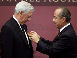 El Premio Nobel de Literatura Mario Vargas Llosa recibió la Orden Mexicana del Águila Azteca de manos del Presidente Calderón. AP  /