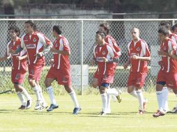 Jugadores rojiblancos trotan en el entrenamiento de Chivas, en Verde Valle. MEXSPORT  /