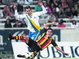 Leones y Lobos jugaron con mucha intensidad, anoche en el Estadio Jalisco. S. NÚÑEZ  /