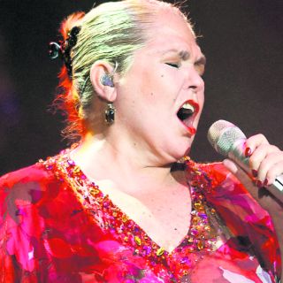 Lupita D'Alessio y Paquita la del barrio cimbran el Telmex