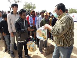 Un grupo de refugiados se encuentra entre la frontera de Libia y Túnez. EFE  /