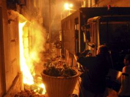 Protección Civil y los bomberos acudieron al lugar para evacuar a los religiosos. EFE  /