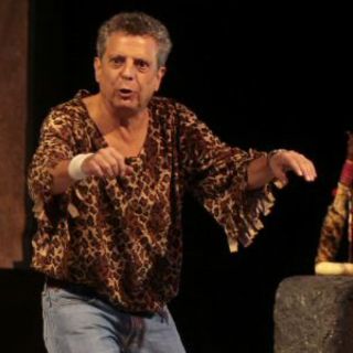 César Bono devela placa 35 por festejo de ''Defendiendo al cavernícola''