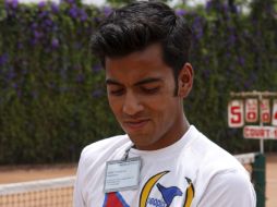 Su última hazaña fue estrechar su mano sin pausa durante 33 horas y tres minutos con su hermano Santosh. EFE  /