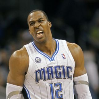 Howard se va suspendido en la NBA