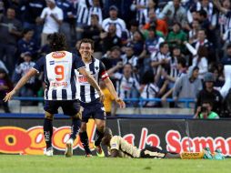Luis Pérez (der.) celebra con Aldo de Nigris (9) la  anotación marcada al minuto 74. MEXSPORT  /