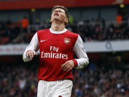 El ruso Andrey Arshavin lamenta fallar una ocasión de gol para Arsenal. REUTERS  /