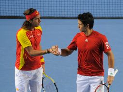 Fernando Verdasco (izq.) felicita a Feliciano López, tras la victoria ante Bélgica. AFP  /