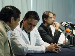 Rueda de prensa con los doctores del artista sobre su estado de salud. A.HINOJOSA  /