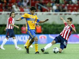Érick Torres (der.) se barre para ganar la posición del balón, esta noche, en el Estadio Omnilife. E. PACHECO  /