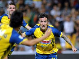 Vicente Sáncez festeja con sus compañeros uno de los goles que aportó para que el América sume tres puntos. MEXSPORT  /