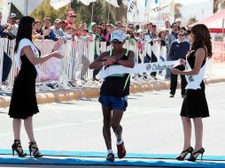 José Leyver cruza la línea de meta en el primer lugar de la prueba de 50 kilómetros. MEXSPORT  /