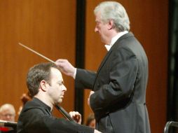 Henri Demarquette y Stéphane Cardon, solista y director invitados de la OFJ. A.HINOJOSA  /