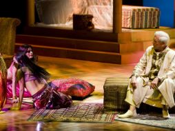 El Presidente de México, Felipe Calderón, fue uno de los invitados especiales al debut en México del peruano como actor. AFP  /