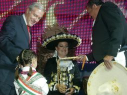 Ana Victoria Zermeño recibió su título de manos de Jaime Castruita, presidente de la Federación Mexicana de Charrería. A. HINOJOSA  /