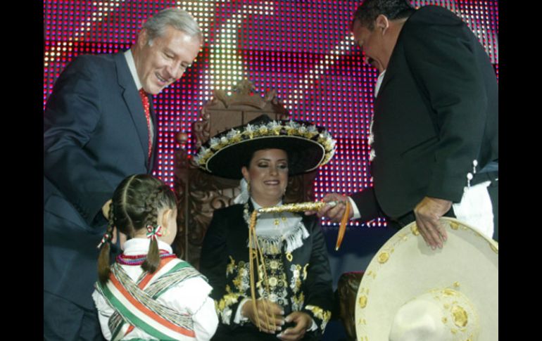 Ana Victoria Zermeño recibió su título de manos de Jaime Castruita, presidente de la Federación Mexicana de Charrería. A. HINOJOSA  /