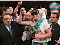 José Sulaimán, presidente del Consejo Mundial de Boxeo, levanta la mano al nuevo campeón Superwelter Saúl Álvarez. MEXSPORT  /