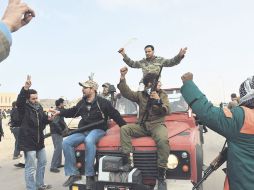 Combatientes opositores festejan el derribe de dos helicópteros del Ejército, en Bin Jawad. AFP  /