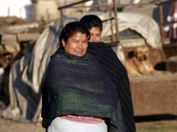 ''Vamos a buscar la vida'', dicen estas dos mujeres purépechas que viven en Villas de la Primavera. E. PACHECO  /