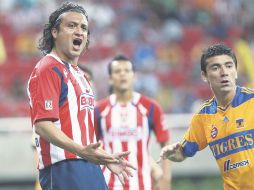 Héctor Reynoso, defensa de Chivas, marca al delantero Héctor Mancilla, de Tigres. E. PACHECO  /