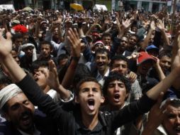 Manifestantes anti-gobierno gritan consignas durante una manifestación para exigir la  destitución del presidente de Yemen. REUTERS  /