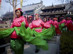 Mujeres chinas celebran el Festival de El Dragón Levanta su Cabeza' en el pueblo de Jimo. EFE  /