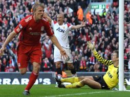 Kuyt fue el héroe del Liverpool al concretar las tres anotaciones. AFP  /