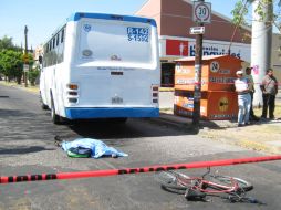 El cuerpo fue levantado por camilleros de Servicio Médico Forense. O. RUVALCABA  /