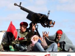 Milicianos rebeldes libios hacen el signo de la victoria desde una furgoneta armada con una ametralladora. EFE  /