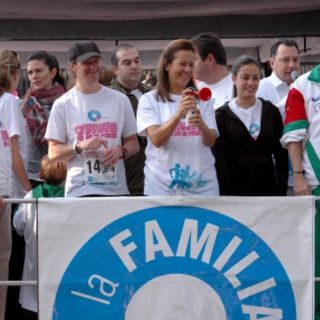 Zavala da banderazo de salida a caminata por Día de la Familia