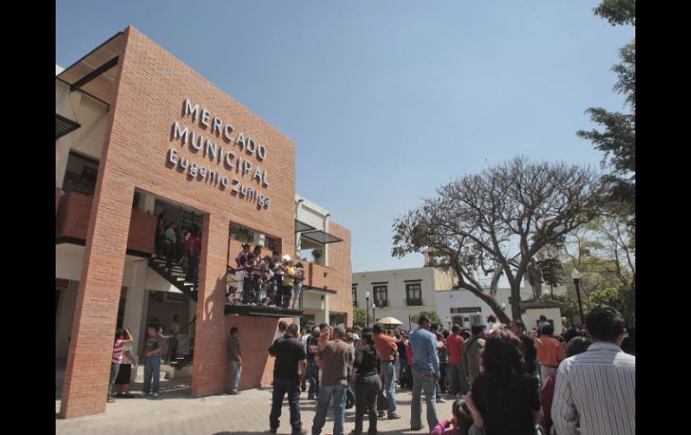 El alcalde recorrió el nuevo mercado municipal para constatar que los locatarios realicen su trabajo en condiciones saludables. S.NÚÑEZ  /