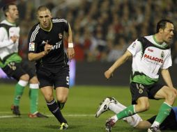 Karim Bemzema fue la figura del Real Madrid al anotar dos goles. AFP  /