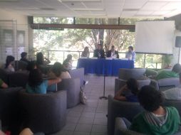 En el diálogo, uno de los académicos nombró a la reciente revuelta en Egipto como la 'revolución de los 18 días'. R. ZAPATA  /