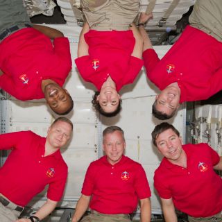 Discovery cierra escotillas y se despide de la EEI