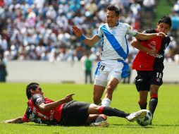 Hugo Rodríguez se barre intentando frenar un ataque enemigo. MEXSPORT  /
