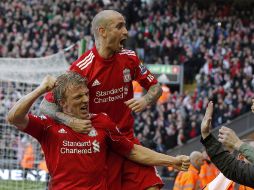 El holandés Kuyt, quien es abrazado por su compañero el portugués Meireles, fue el héroe de los aficionados de Liverpool. REUTERS  /
