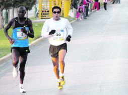 El keniano Hillary Kimaiyo (2) disputa la primera plaza con Juan Luis Barrios. ESPECIAL  /