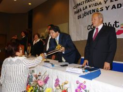 El secretario de Educación, Antonio Gloria (al centro), encabezó la ceremonia de entrega de reconocimientos. ESPECIAL  /