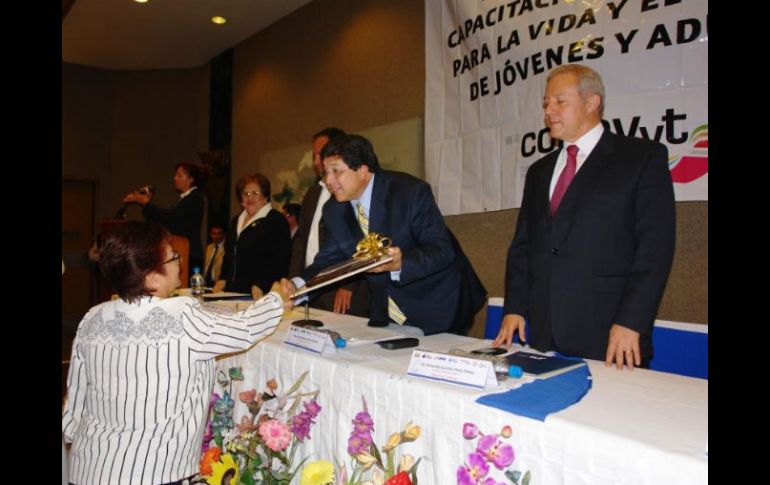 El secretario de Educación, Antonio Gloria (al centro), encabezó la ceremonia de entrega de reconocimientos. ESPECIAL  /
