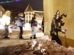 Obra urbana del artista británico Banksy, quien se ha distinguido por la crítica social de su trabajo. AP  /